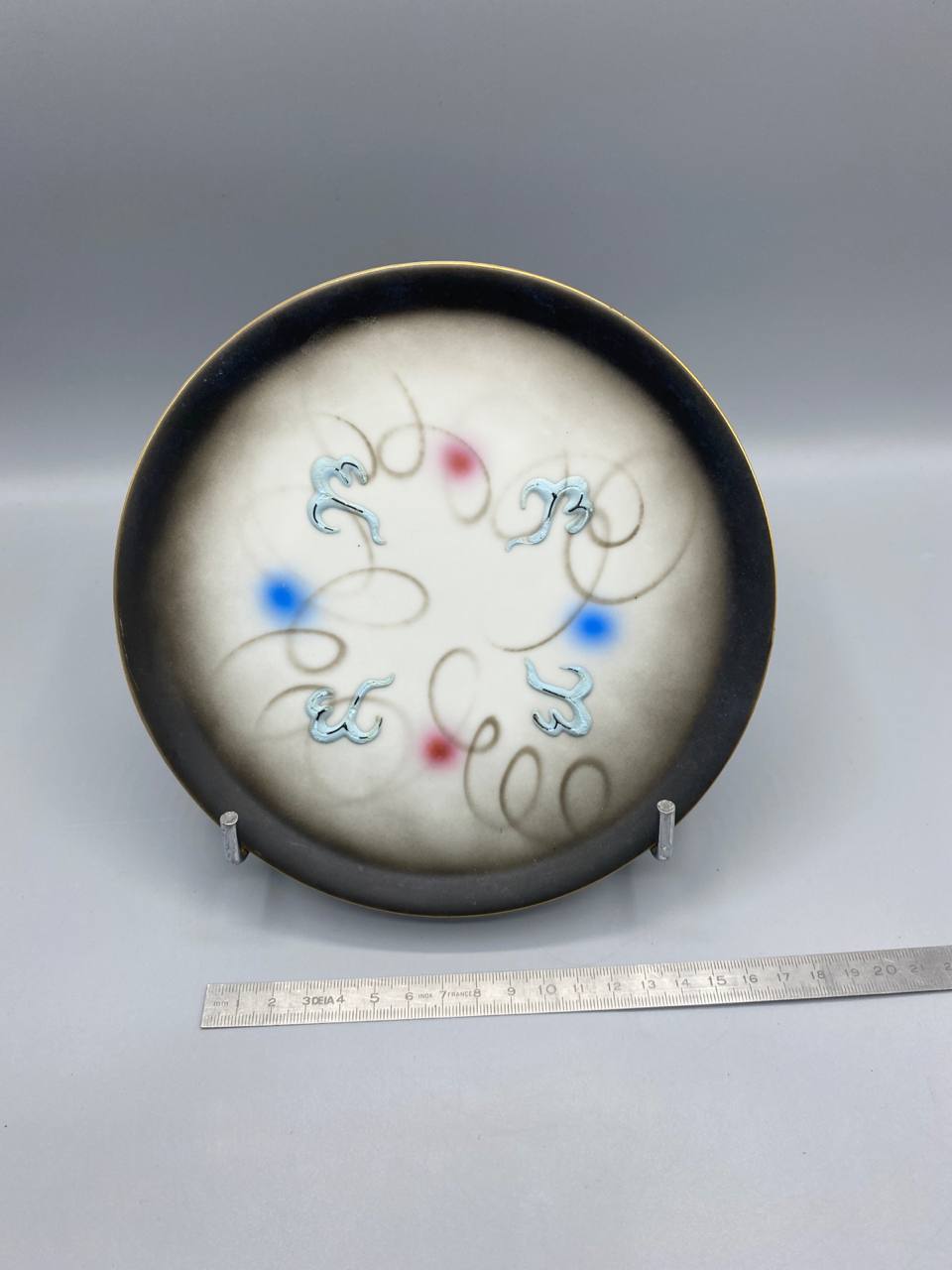 Plateau à saké en porcelaine japonaise – Décor émaillé relief bleu et arabesques
