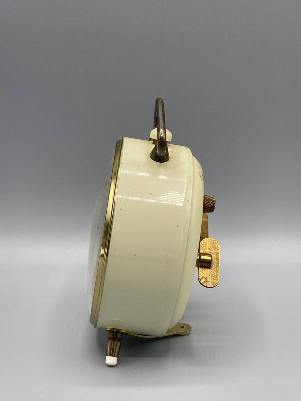 Réveil mécanique Japy métal laqué crème cerclage laiton doré