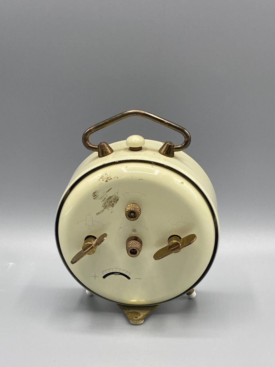 Réveil mécanique Japy métal laqué crème cerclage laiton doré