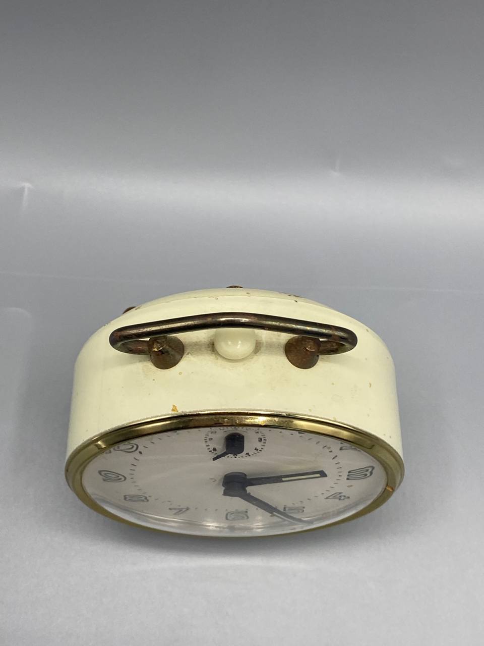 Réveil mécanique Japy métal laqué crème cerclage laiton doré