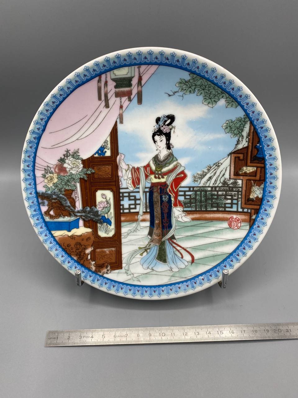Assiette porcelaine chinoise Wang Xifeng serie Reve dans le Pavillon Rouge Hong Lou Meng