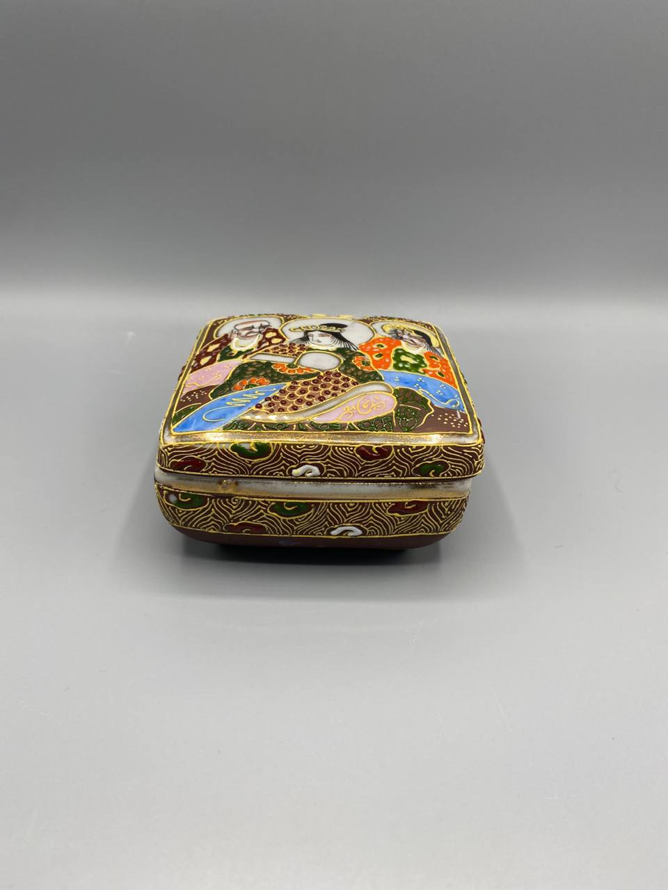 Boite bijoux porcelaine Satsuma Kannon Rakan divinites bouddhistes decor seigaiha
