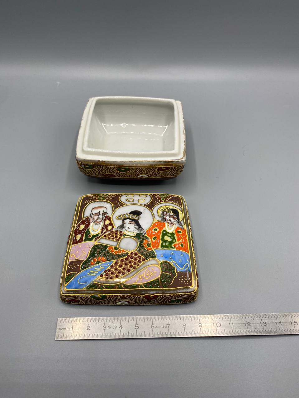 Boite bijoux porcelaine Satsuma Kannon Rakan divinites bouddhistes decor seigaiha