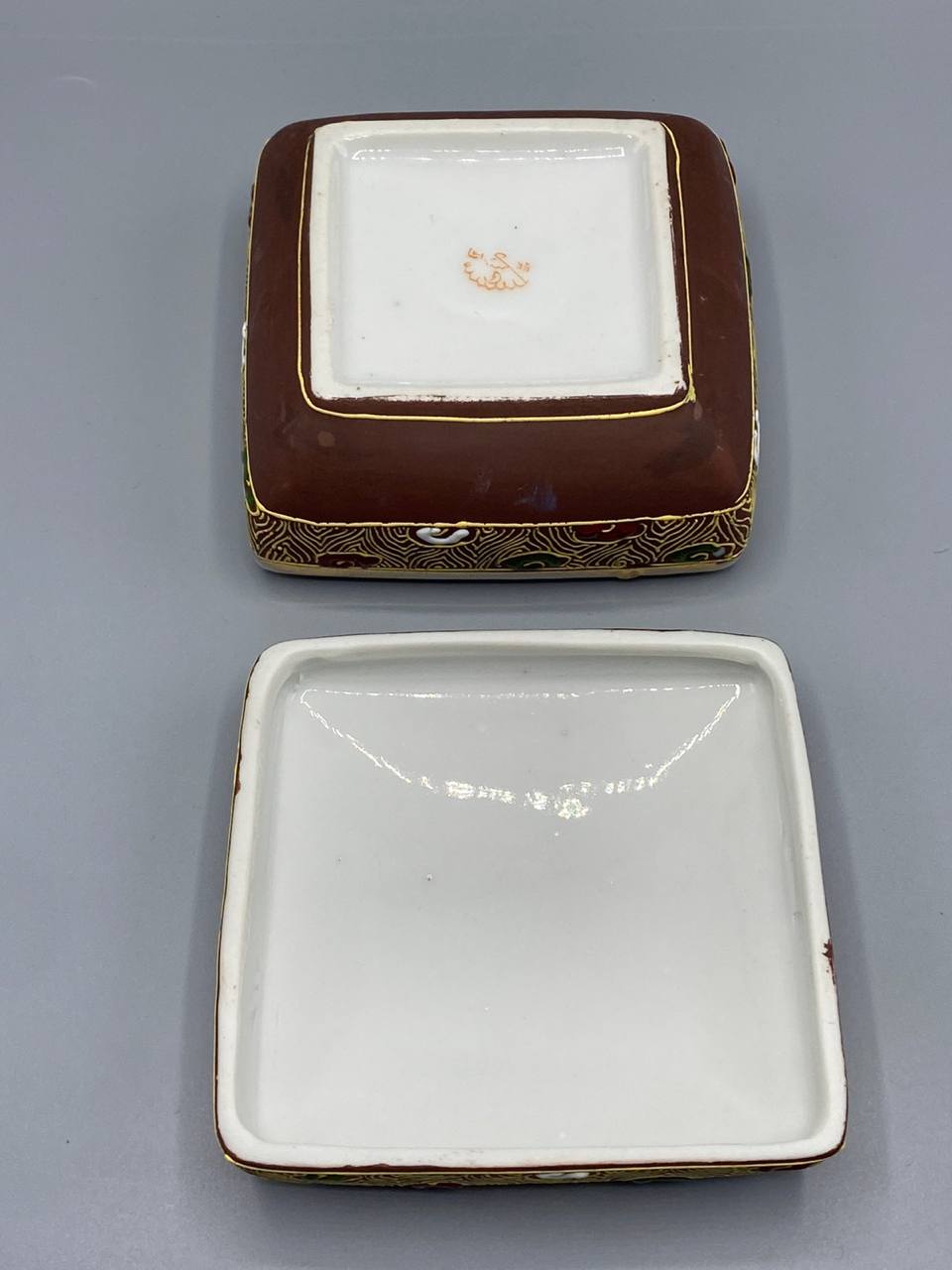Boite bijoux porcelaine Satsuma Kannon Rakan divinites bouddhistes decor seigaiha