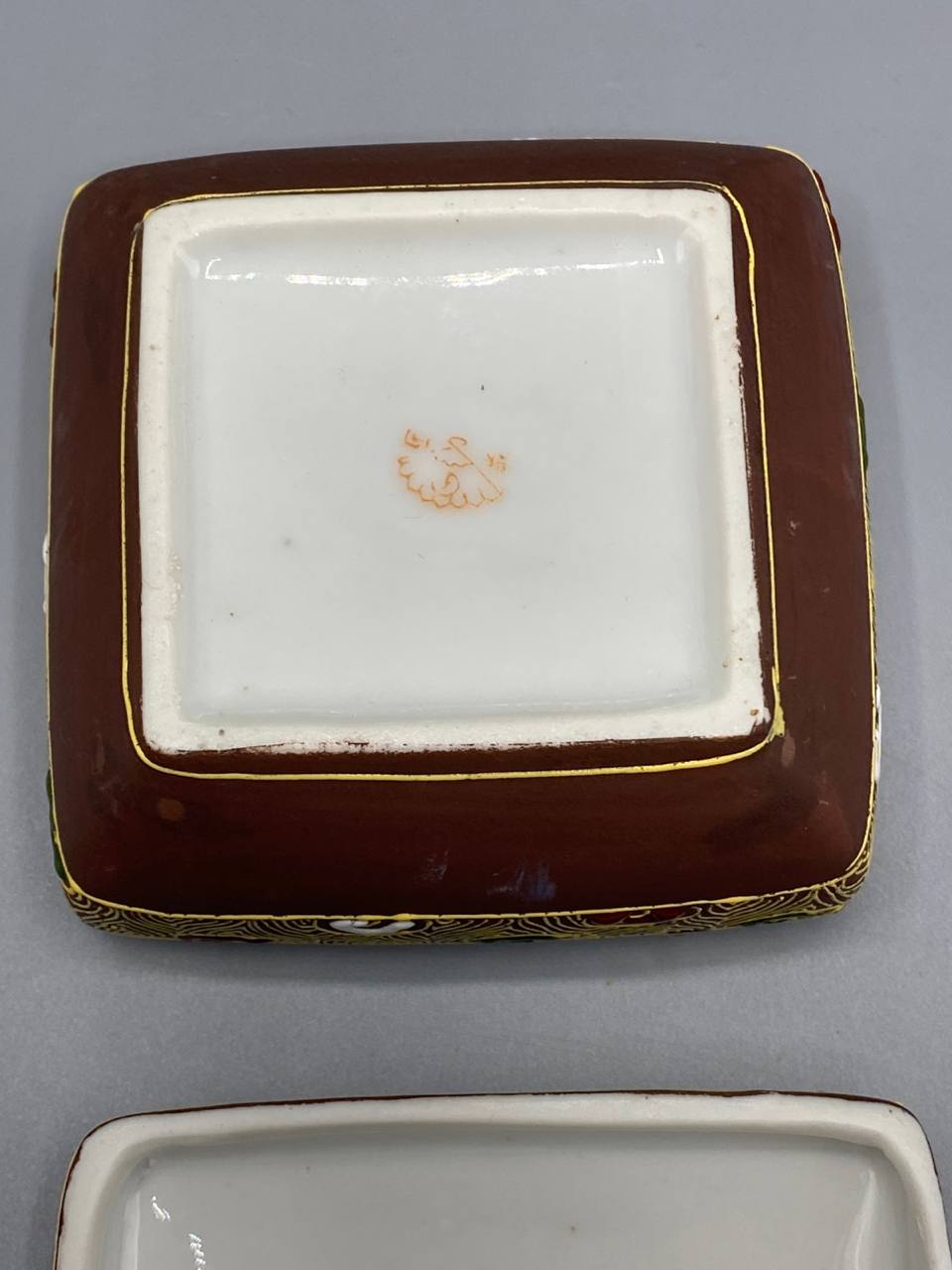 Boite bijoux porcelaine Satsuma Kannon Rakan divinites bouddhistes decor seigaiha
