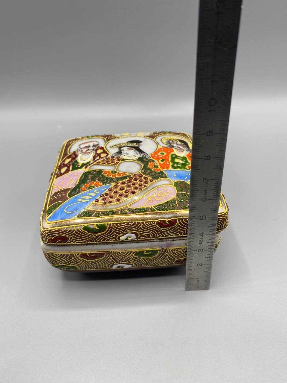 Boite bijoux porcelaine Satsuma Kannon Rakan divinites bouddhistes decor seigaiha