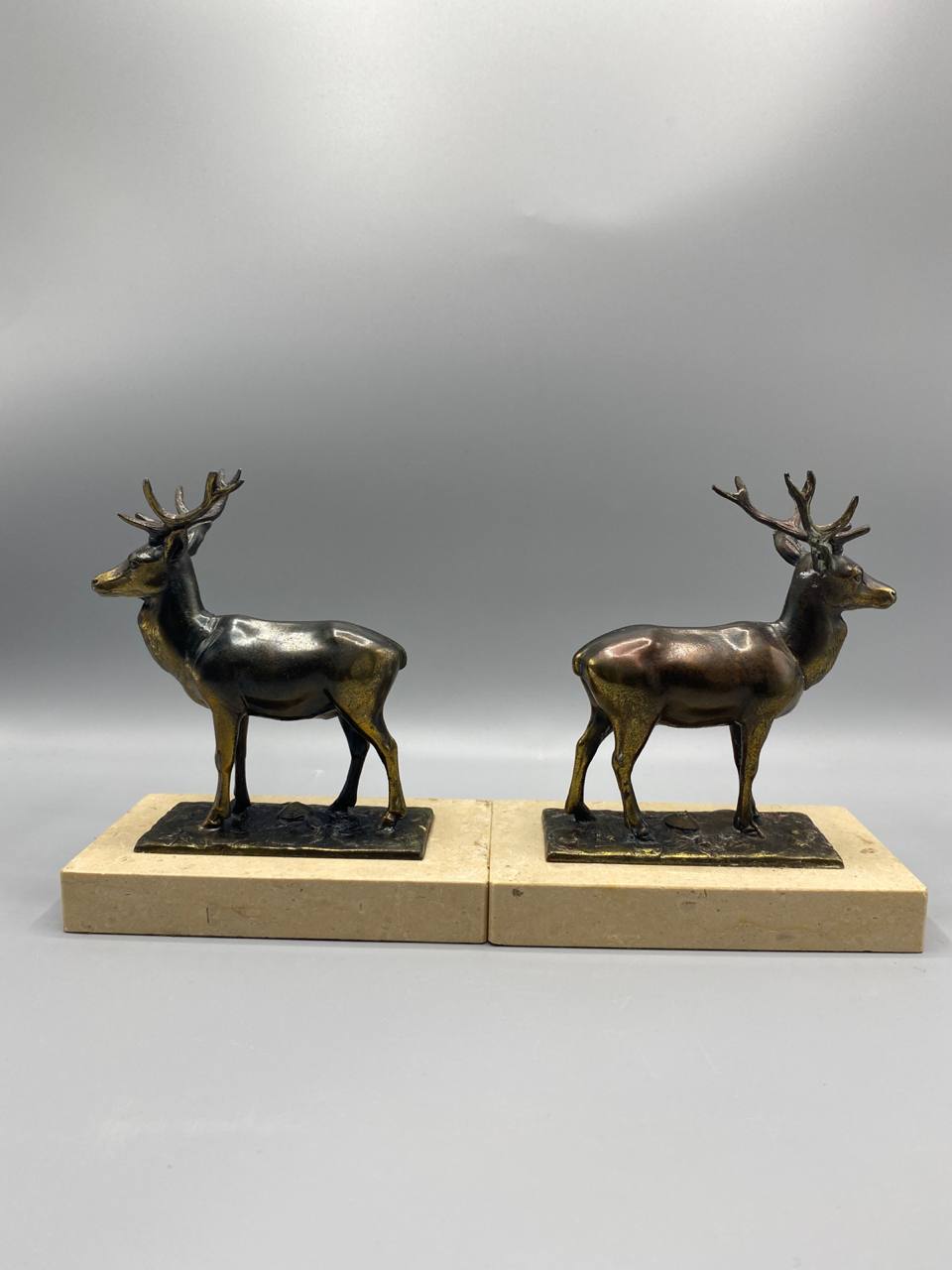 Paire serre-livres cerfs bronze sur socle marbre Art Deco animalier