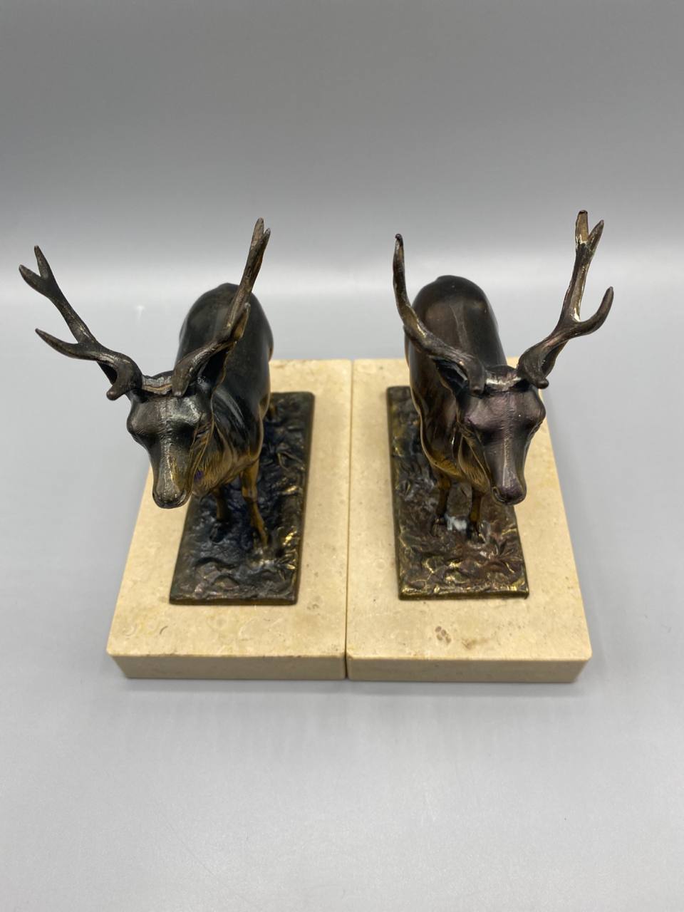 Paire serre-livres cerfs bronze sur socle marbre Art Deco animalier