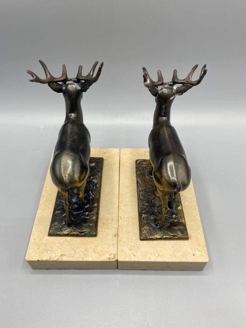 Paire serre-livres cerfs bronze sur socle marbre Art Deco animalier
