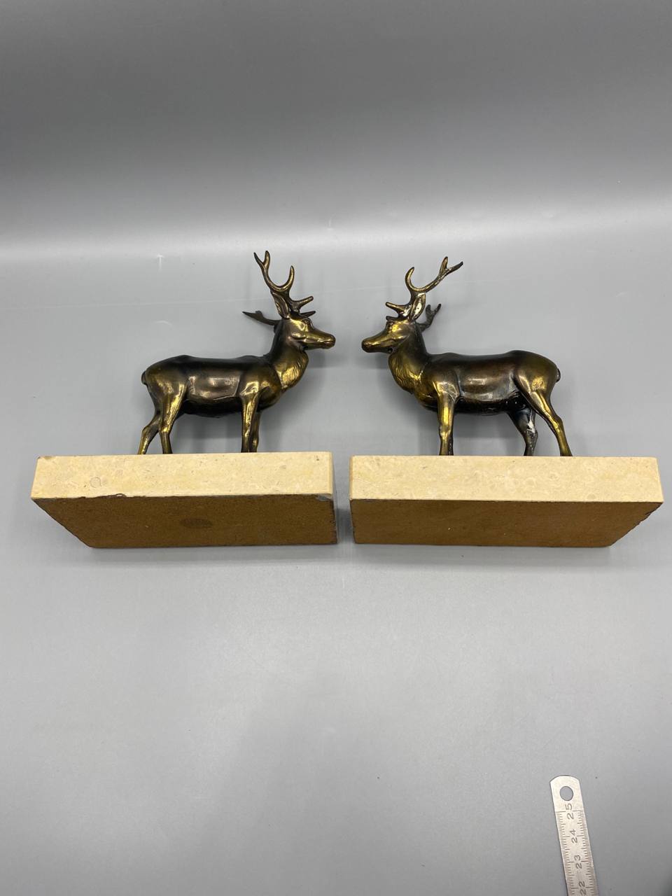 Paire serre-livres cerfs bronze sur socle marbre Art Deco animalier