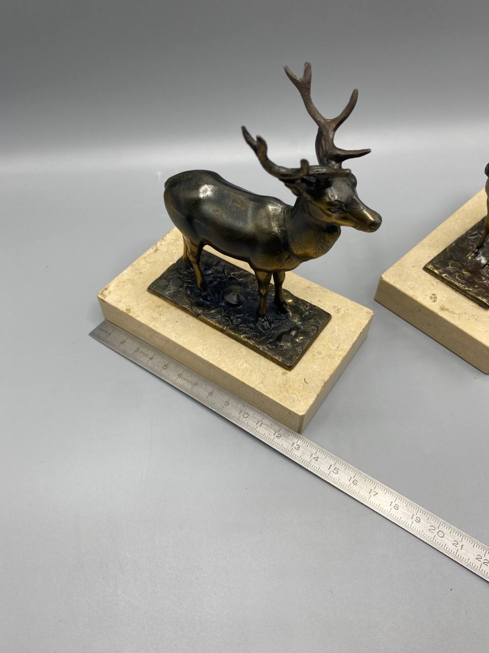 Paire serre-livres cerfs bronze sur socle marbre Art Deco animalier