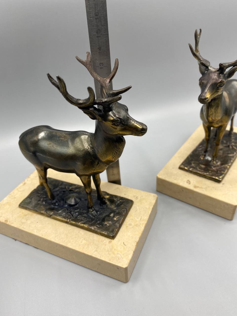 Paire serre-livres cerfs bronze sur socle marbre Art Deco animalier