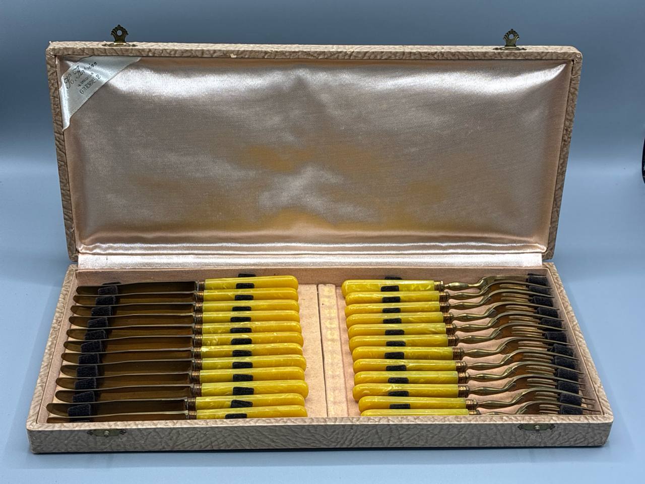 Ménagère 24 pièces dessert galalithe jaune H. Antoine Grenoble, écrin d'origine