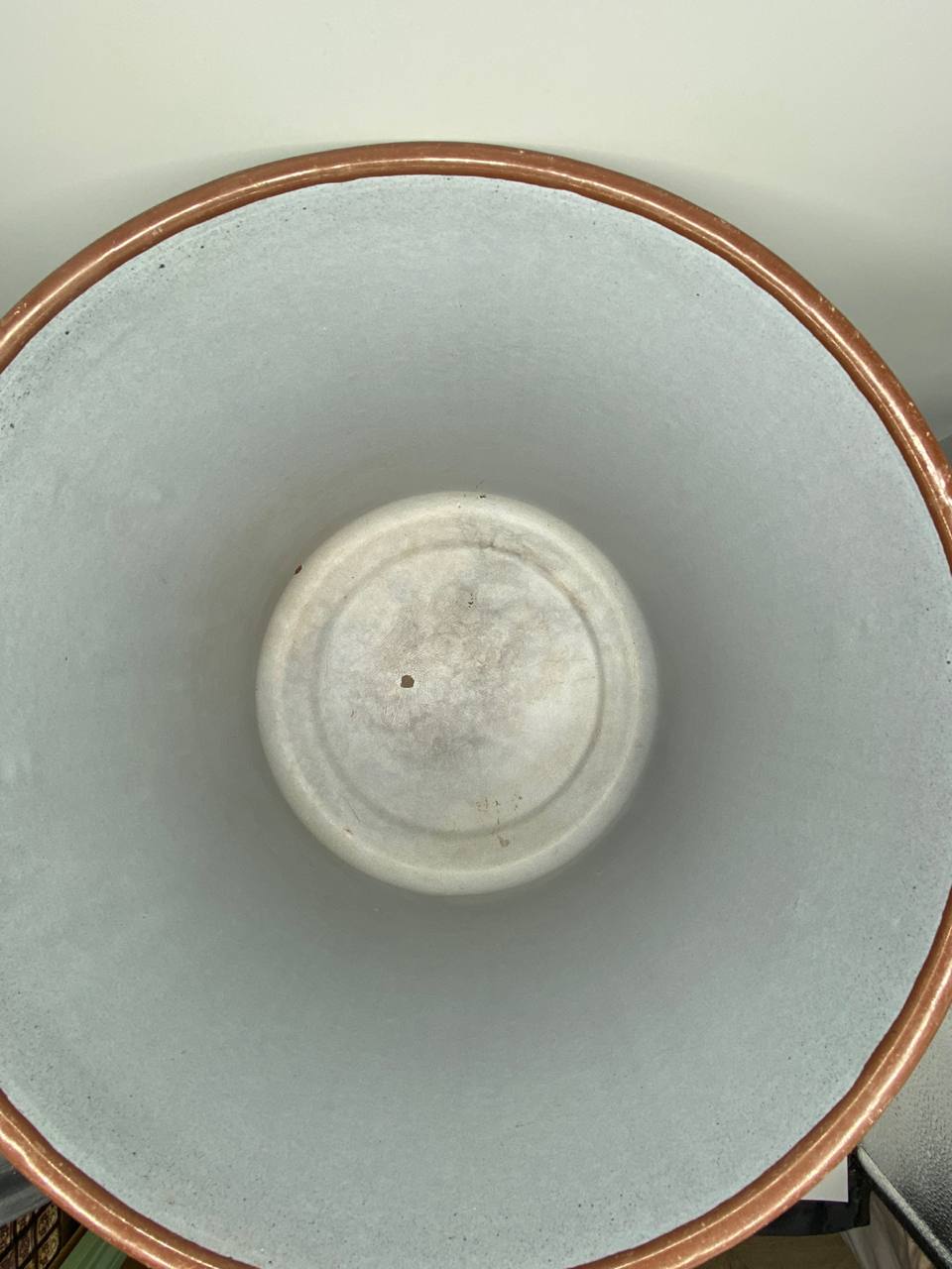 Grand faitout émaillé gris ardoise – Couvercle bombé – Bord cuivré – Environ 20 litres