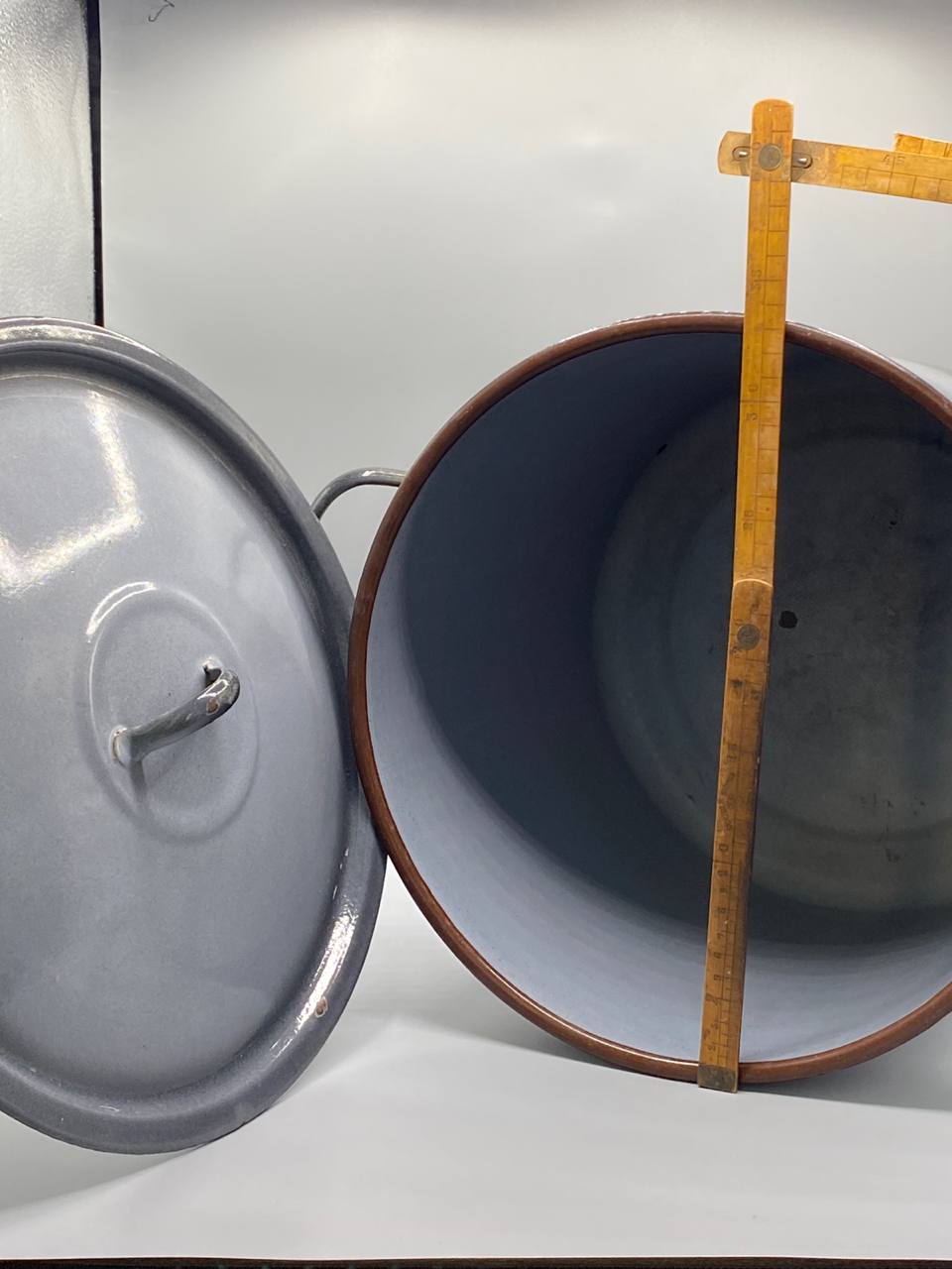 Grand faitout émaillé gris ardoise – Couvercle bombé – Bord cuivré – Environ 20 litres