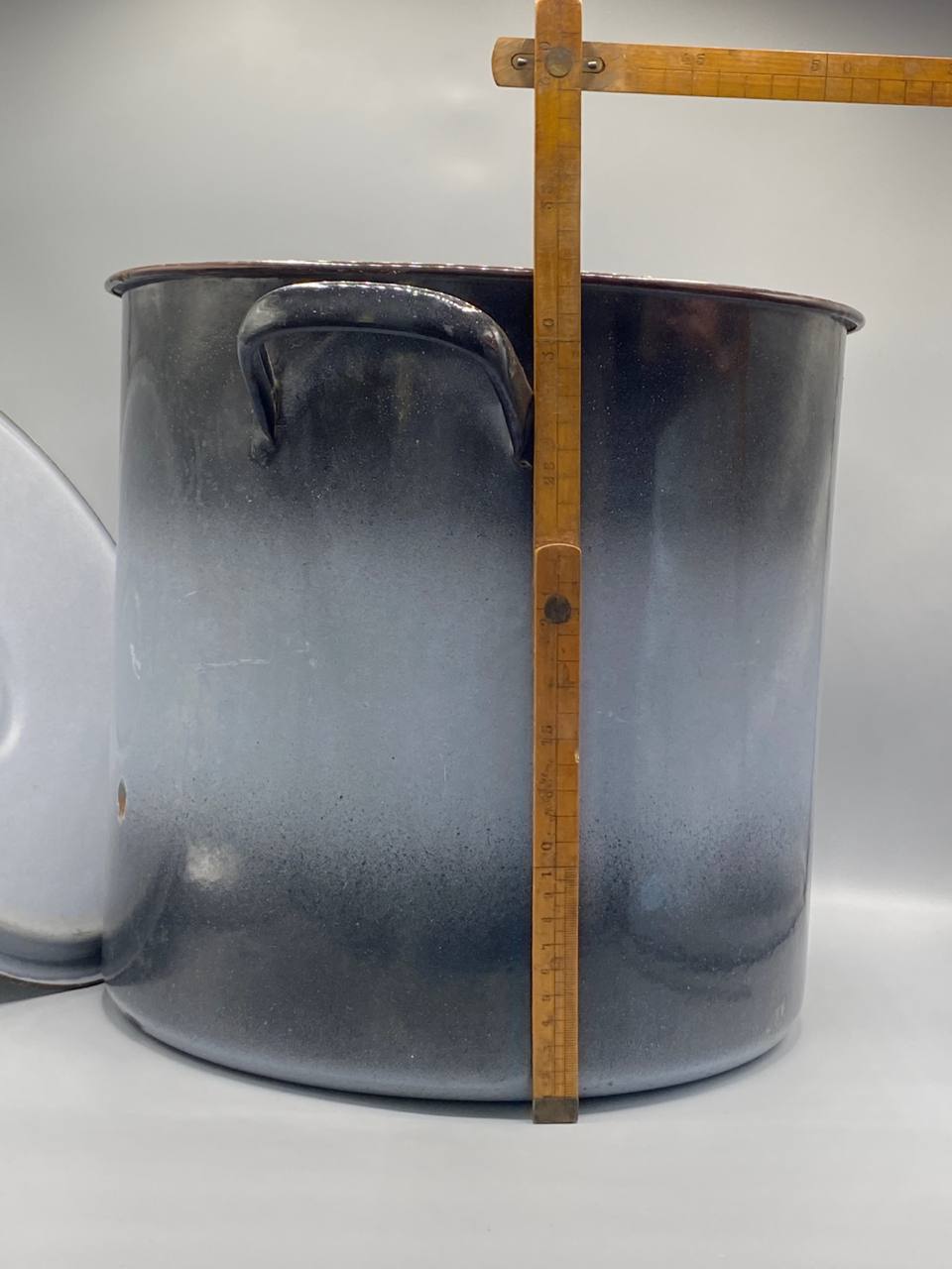 Grand faitout émaillé gris ardoise – Couvercle bombé – Bord cuivré – Environ 20 litres