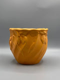 Cache-pot en céramique jaune ocre – Décor de feuilles en relief