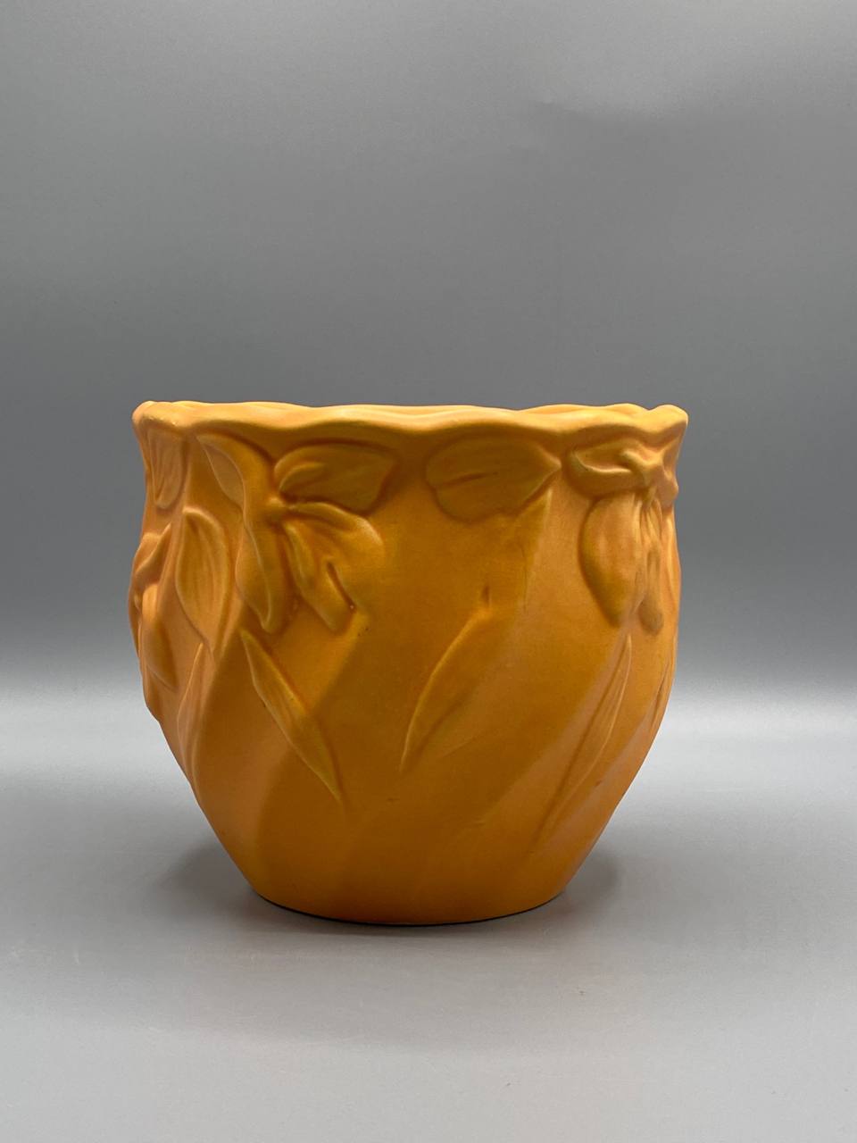Cache-pot en céramique jaune ocre – Décor de feuilles en relief