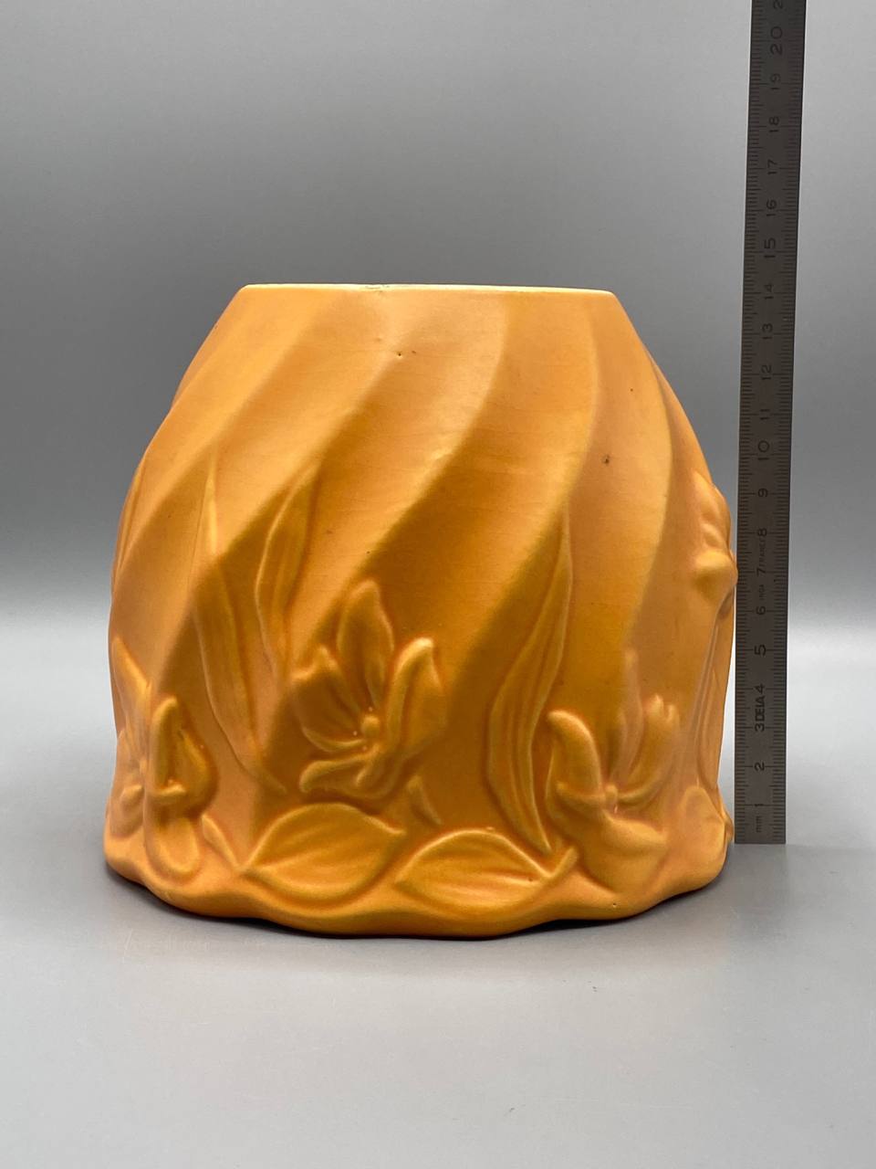 Cache-pot en céramique jaune ocre – Décor de feuilles en relief