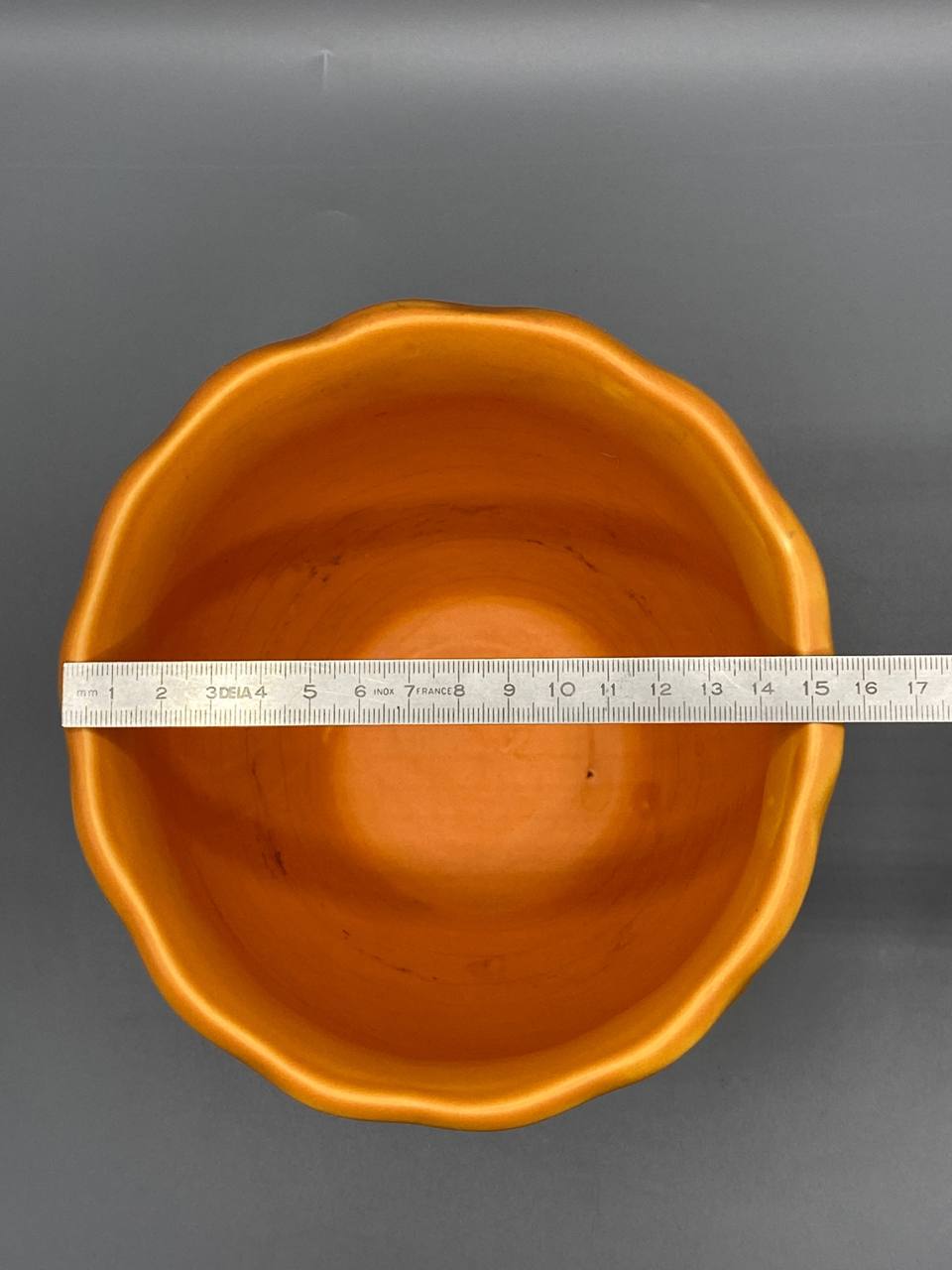 Cache-pot en céramique jaune ocre – Décor de feuilles en relief