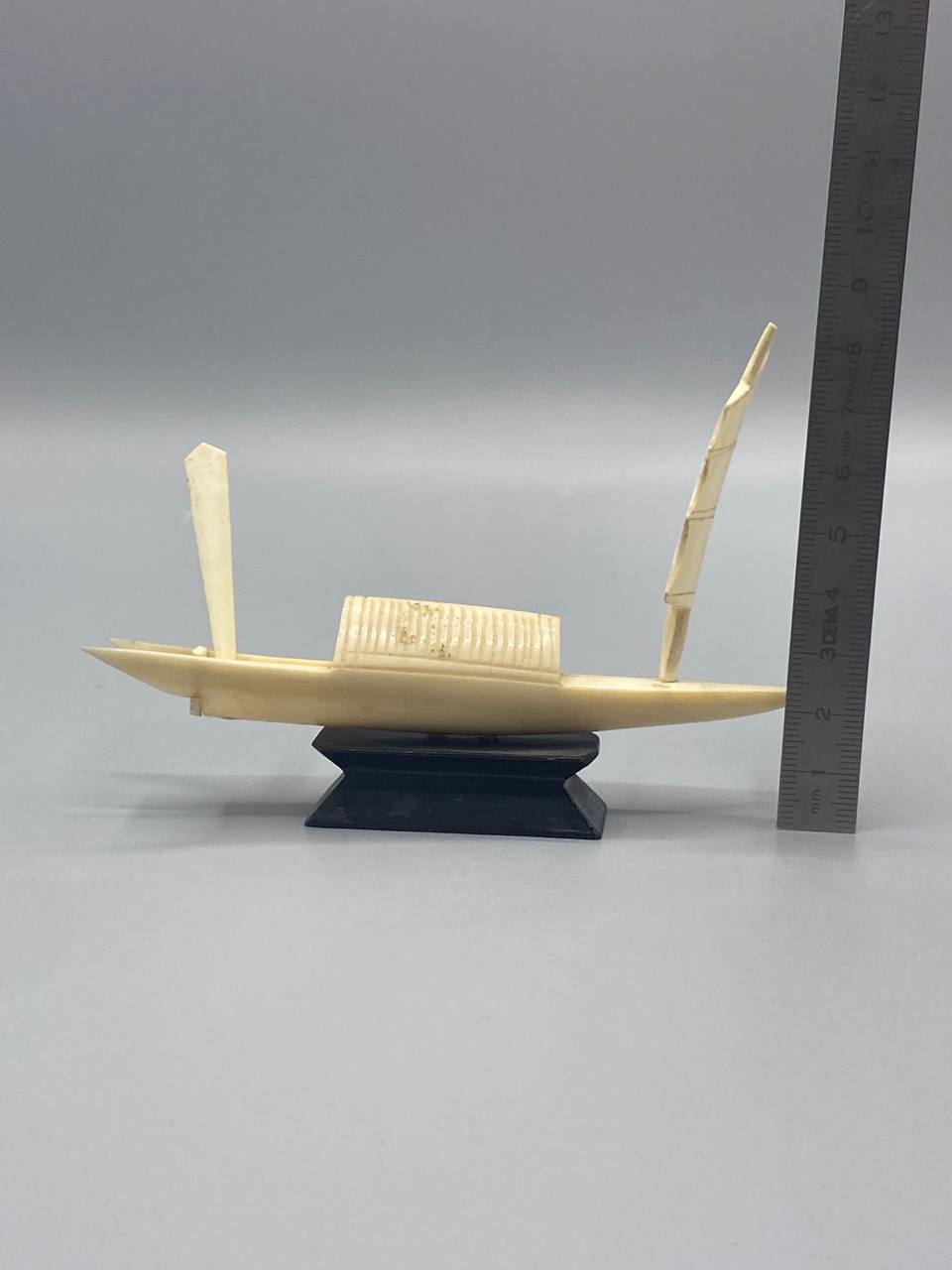 Jonque chinoise miniature – Sculpture ancienne sur socle