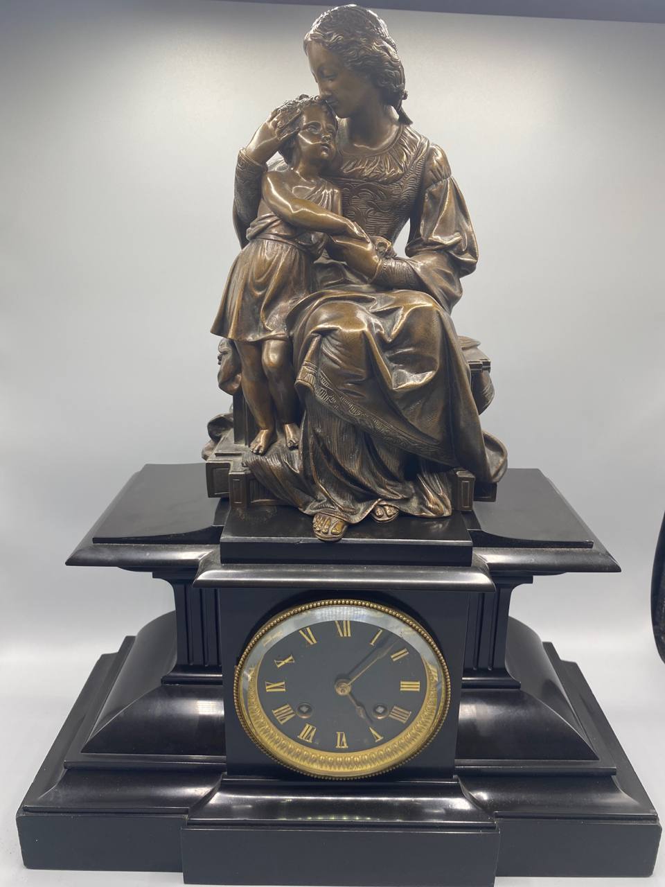 Pendule et sculpture en bronze signé Jean-Jules Salmson – Marbre noir – Horlogerie Barrard et Vignon Paris – Vers 1885-1900