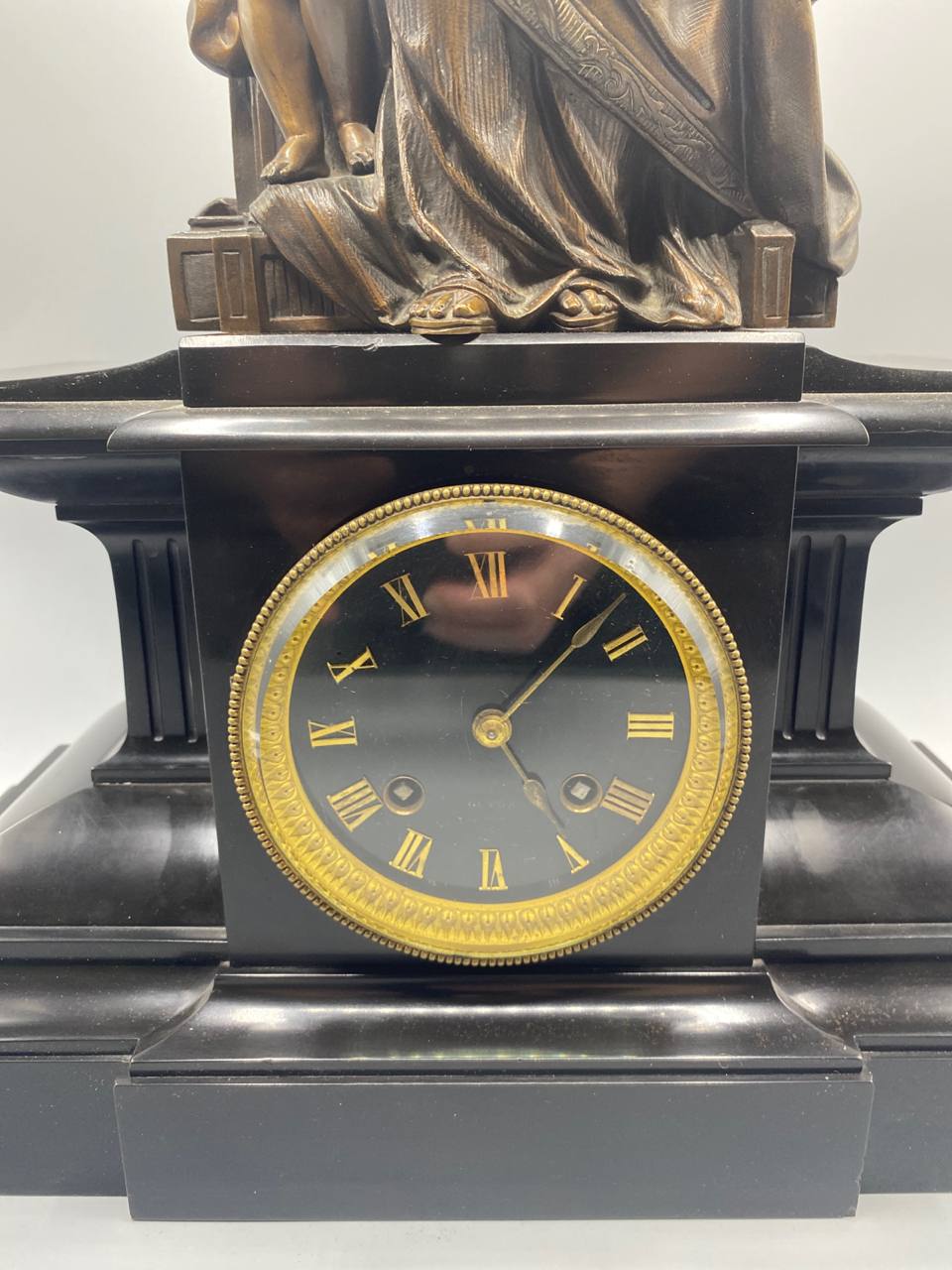 Pendule et sculpture en bronze signé Jean-Jules Salmson – Marbre noir – Horlogerie Barrard et Vignon Paris – Vers 1885-1900