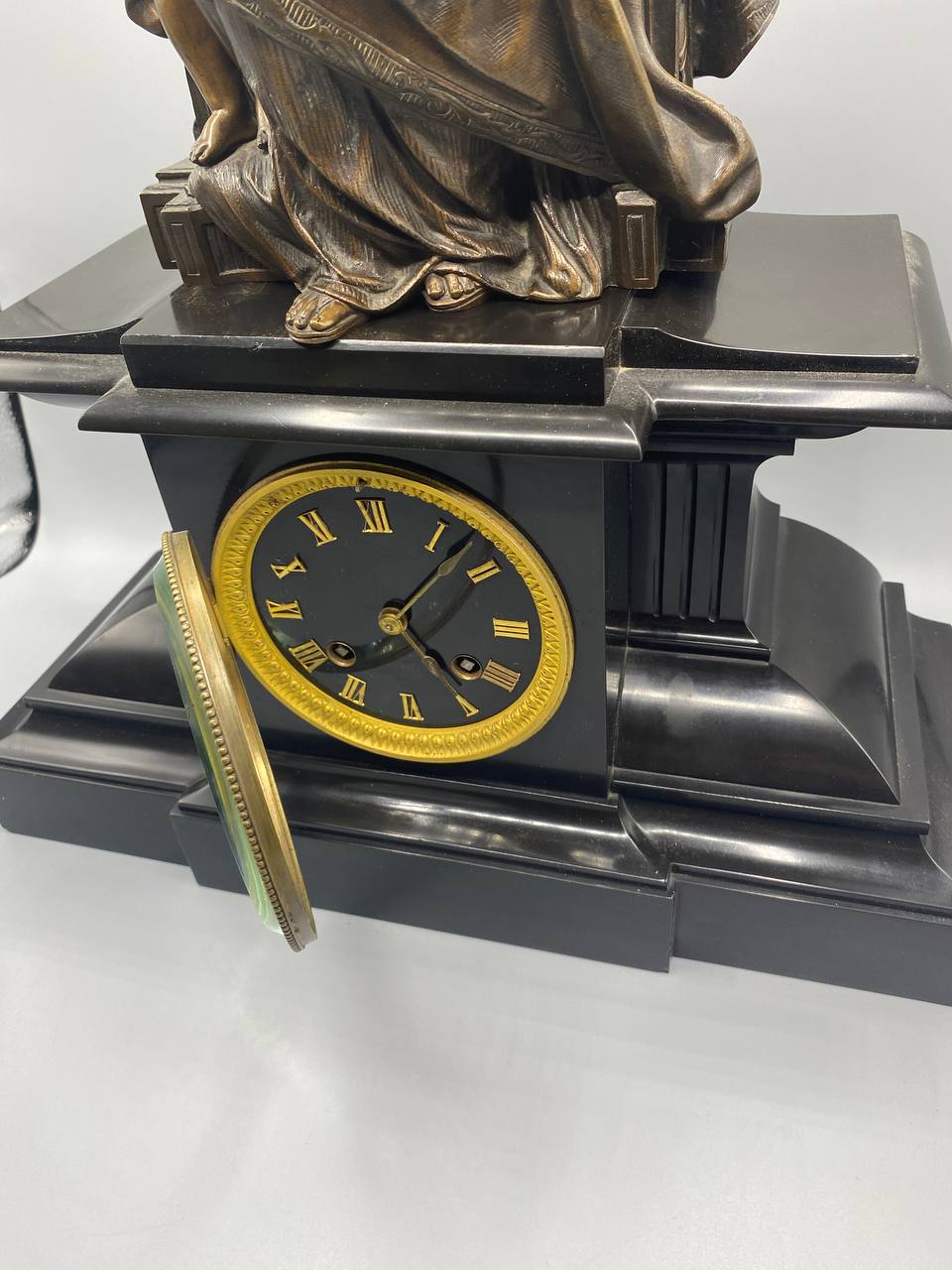Pendule et sculpture en bronze signé Jean-Jules Salmson – Marbre noir – Horlogerie Barrard et Vignon Paris – Vers 1885-1900