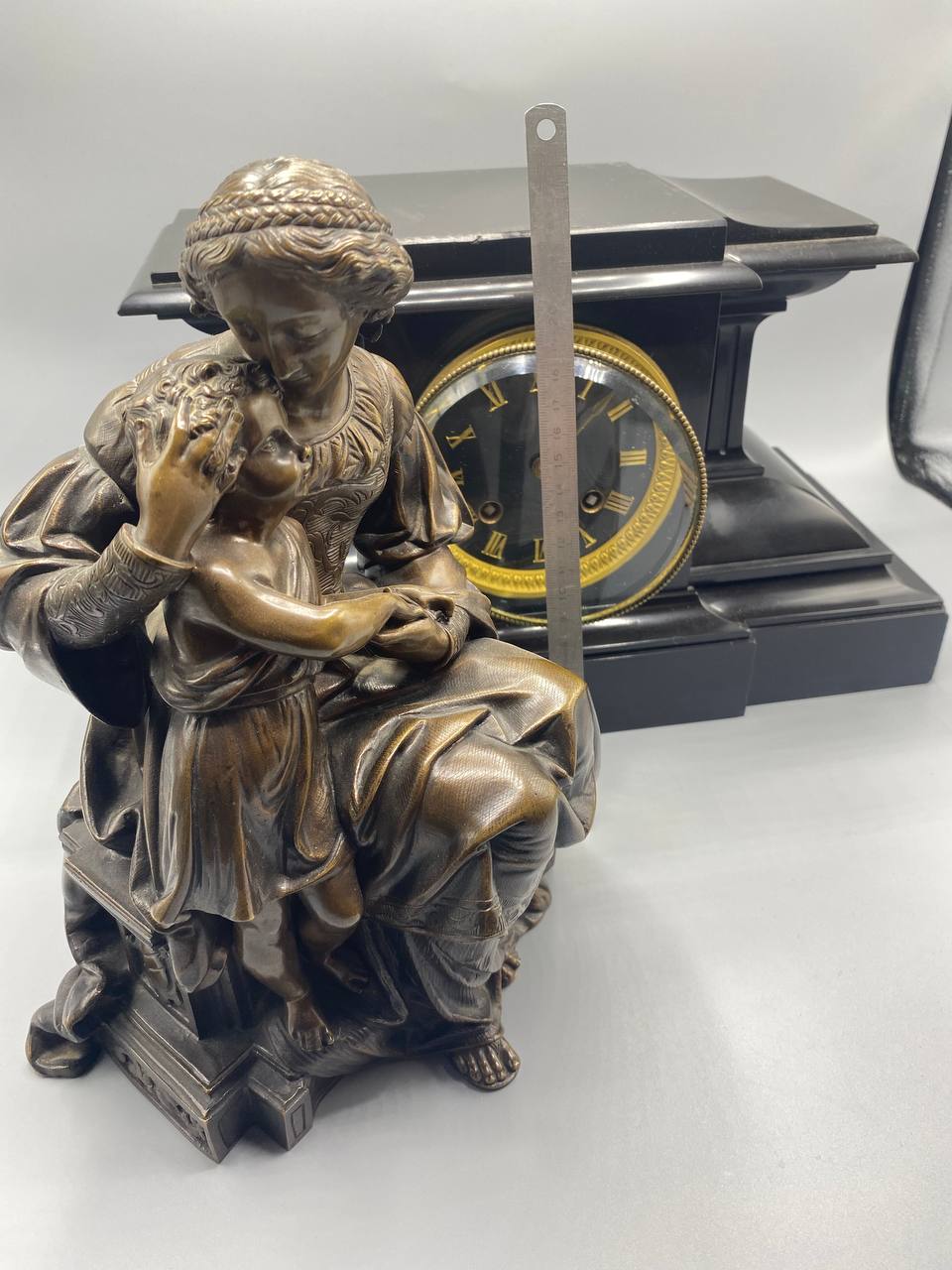 Pendule et sculpture en bronze signé Jean-Jules Salmson – Marbre noir – Horlogerie Barrard et Vignon Paris – Vers 1885-1900