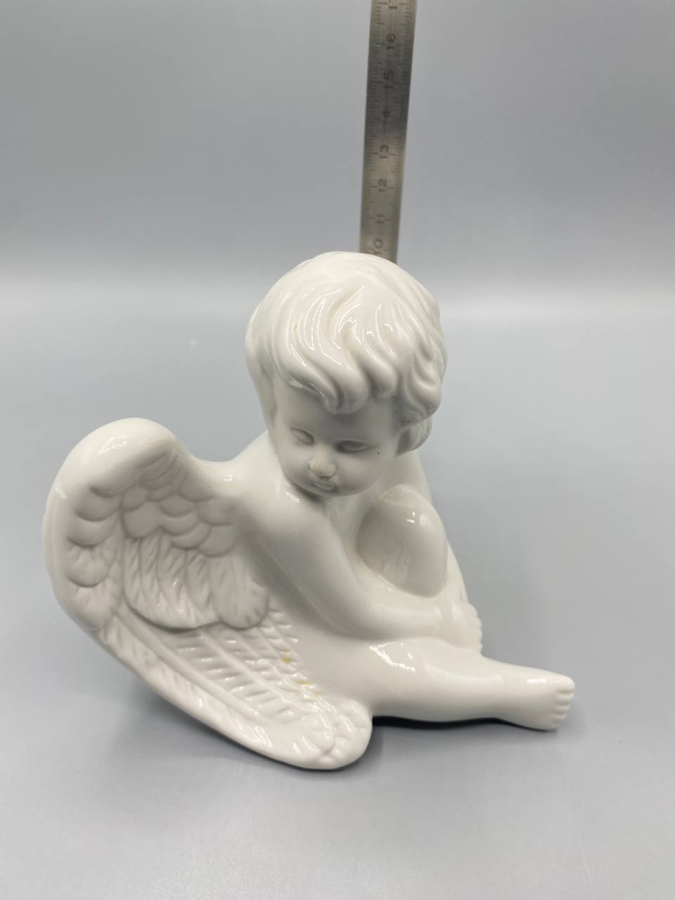 Angelot chérubin porcelaine blanche émaillée - vue avec règle