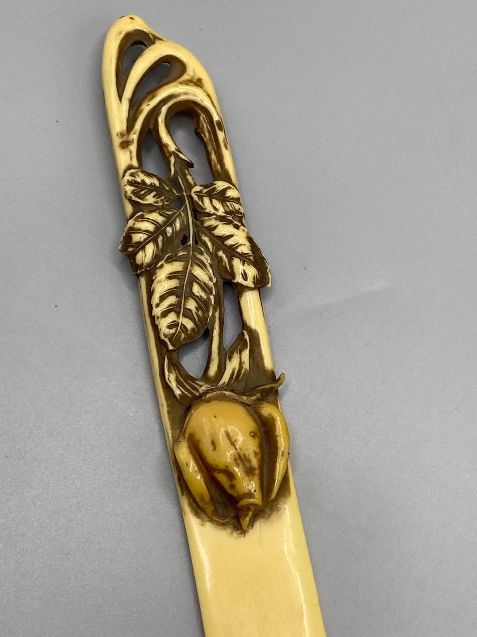 Ouvre-lettre Art nouveau, détail du décor floral bouton de rose