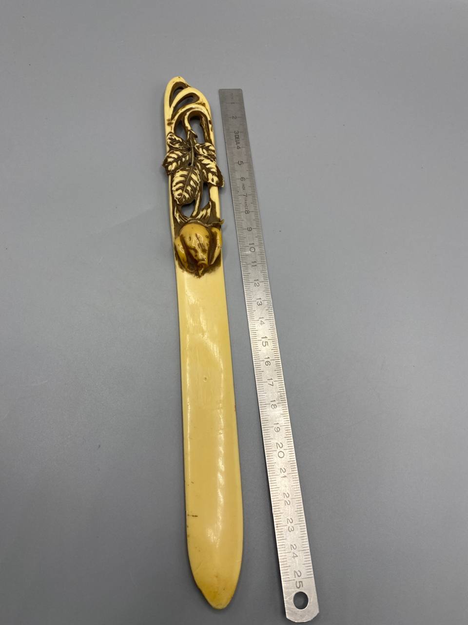 Ouvre-lettre Art nouveau ivoirine, vue avec règle pour échelle 24 cm