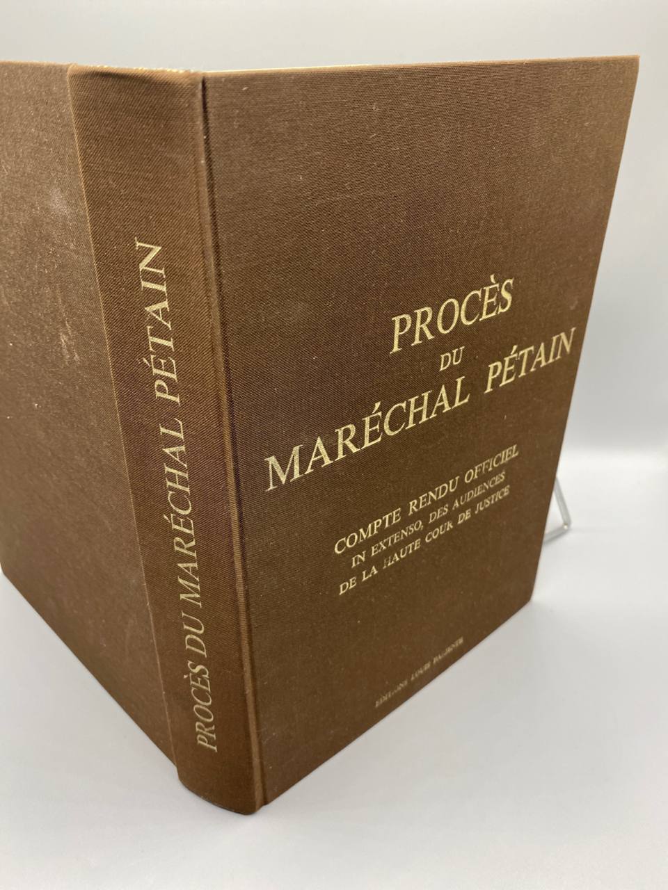Procès du Maréchal Pétain, vue du dos et du plat