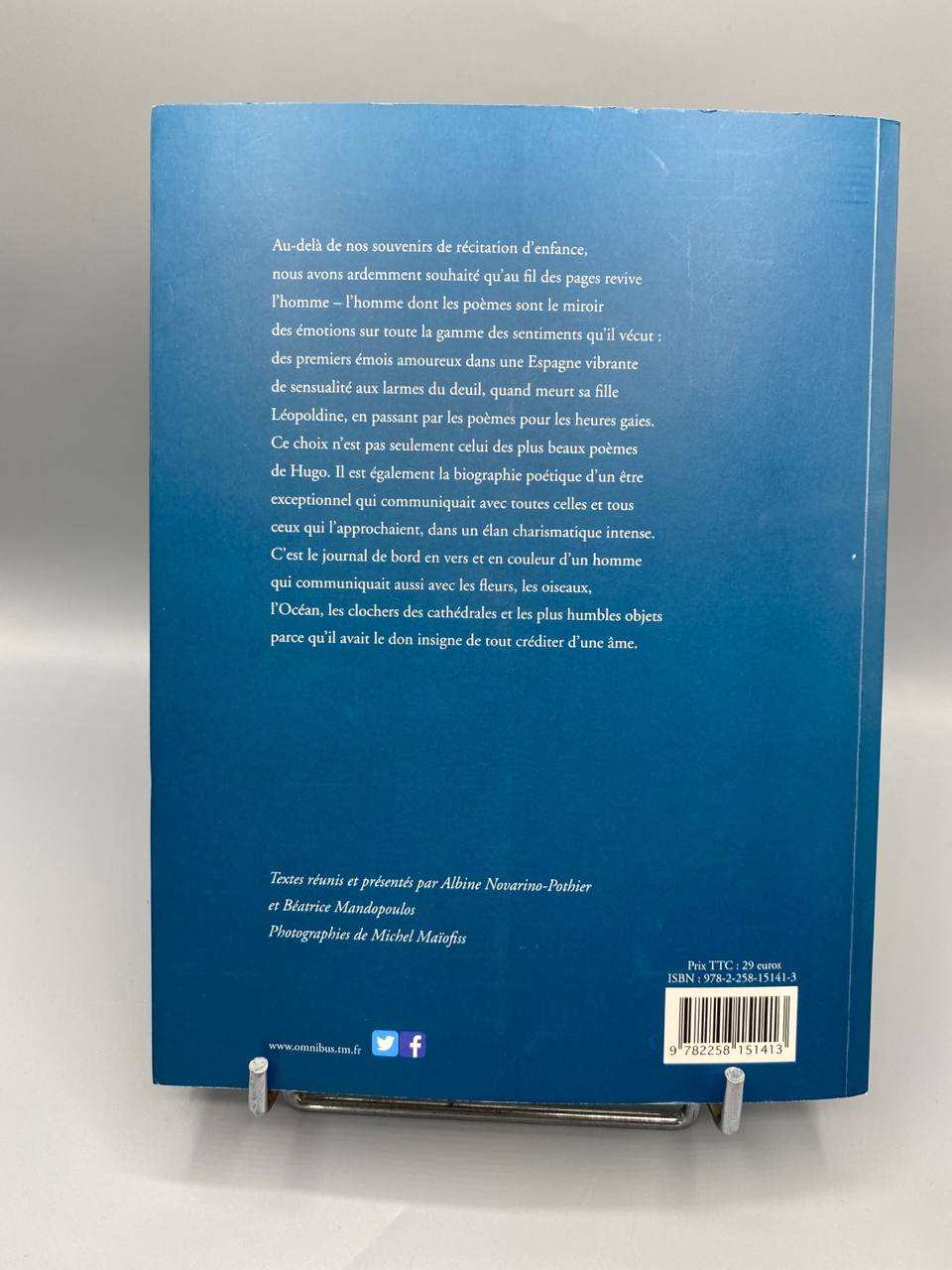 Cent poèmes de Victor Hugo, quatrième de couverture bleue, ISBN 978-2-258-15141-3