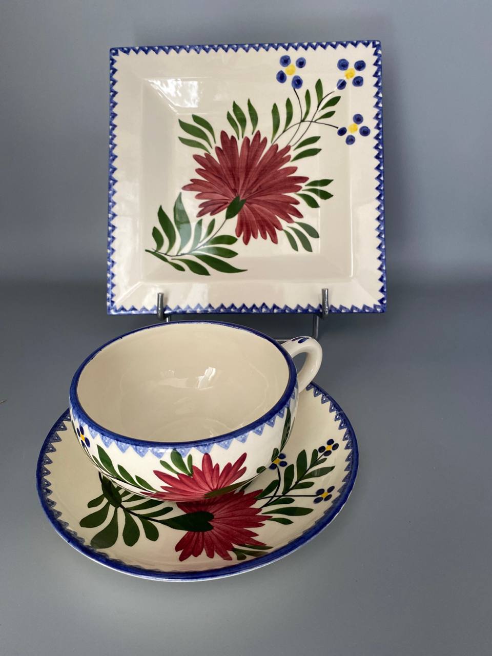 Ensemble faïence Charolles – tasse, soucoupe et plat carré, décor floral