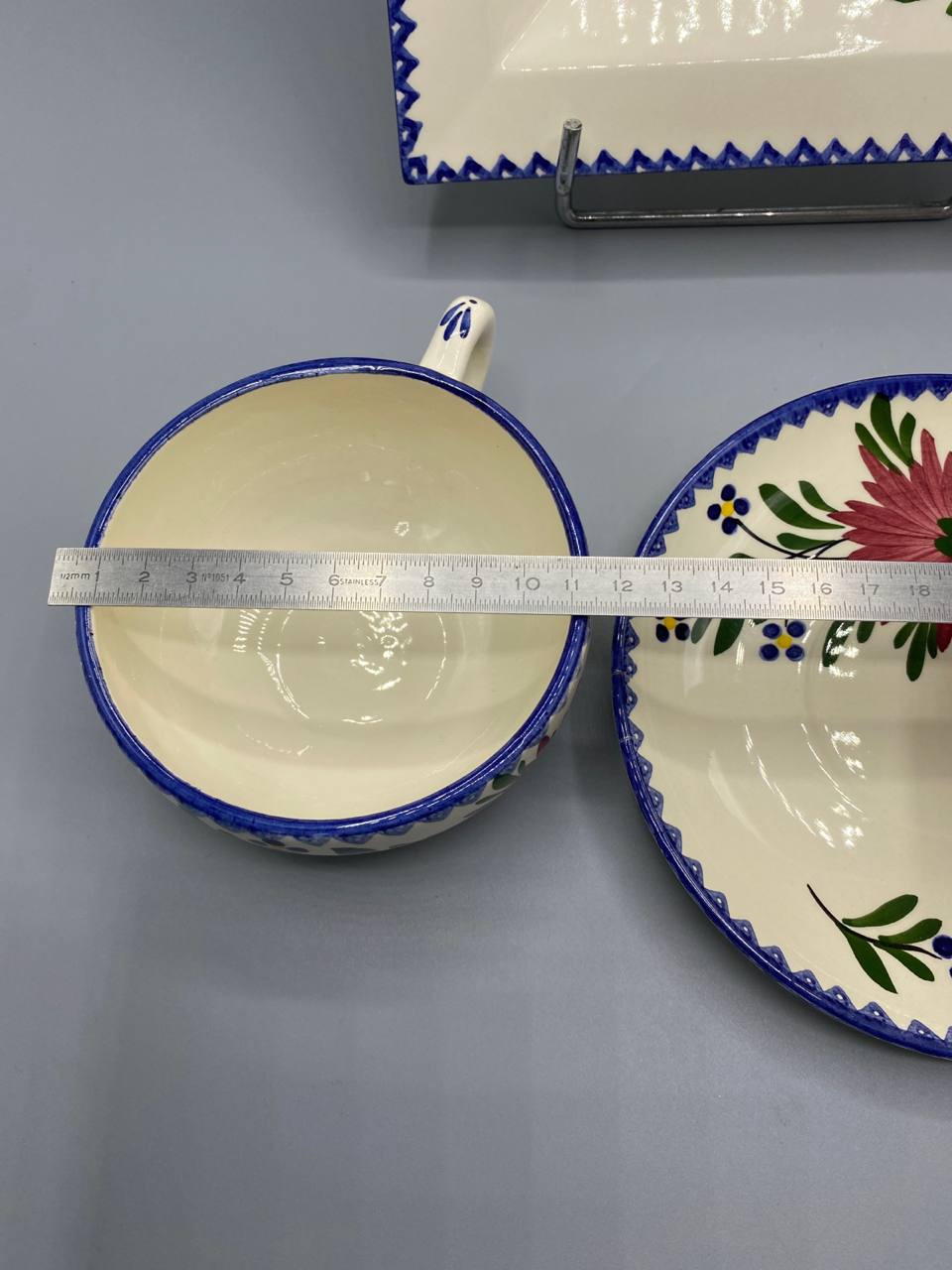 Tasse Charolles vue de dessus avec règle – diamètre environ 12 cm