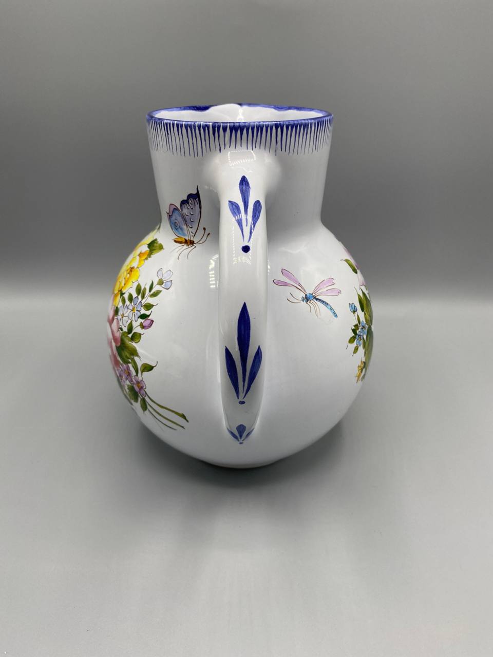Pichet Charolles Molin – face arrière avec libellule et motifs bleus