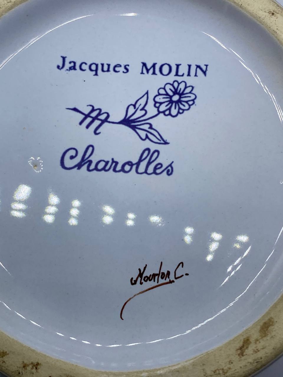Revers du pichet – tampon Jacques Molin Charolles, signature Mouton C., vue rapprochée