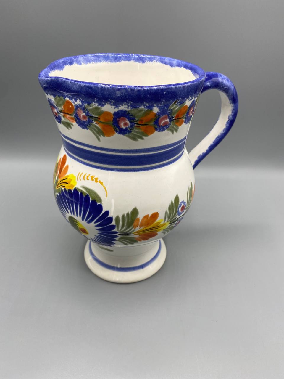 Pichet Henriot Quimper – face avec anse, grande fleur bleue
