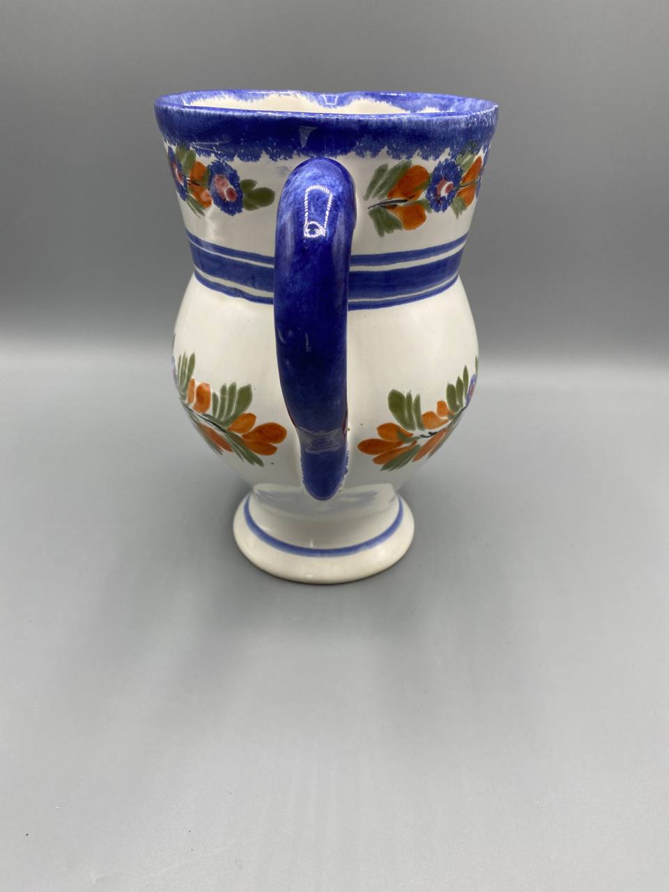 Pichet Henriot Quimper – vue de l'anse bleue cobalt mouchetée