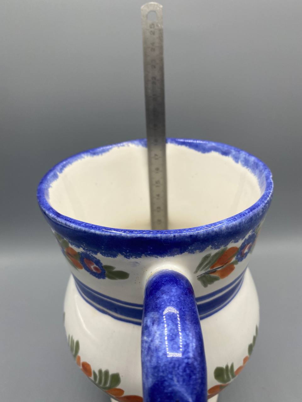 Pichet Henriot Quimper – vue intérieure avec règle, hauteur environ 18 cm