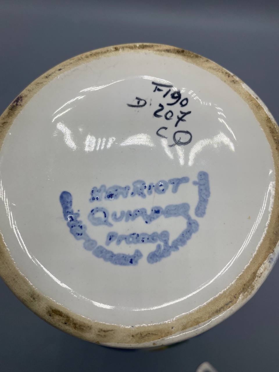 Revers du pichet – tampon Henriot Quimper France, codes F190 D207 CO