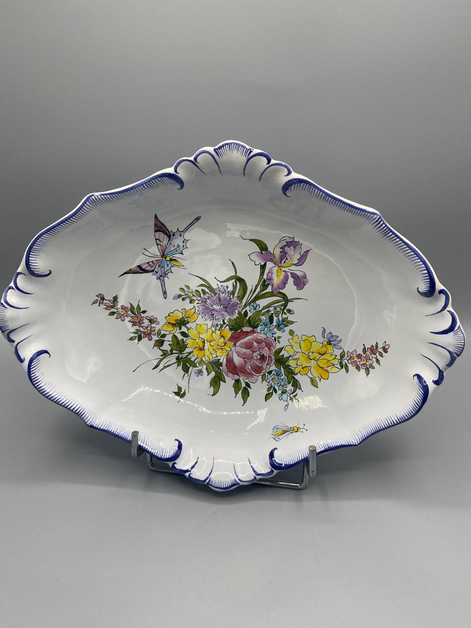 Grand plat faïence Charolles Jacques Molin – vue d'ensemble, bord festonné bleu