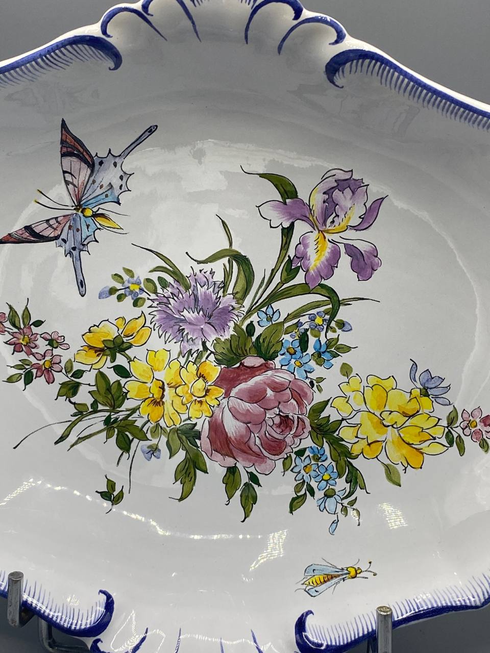 Détail du décor floral – pivoine rose, iris mauves, papillon et libellule