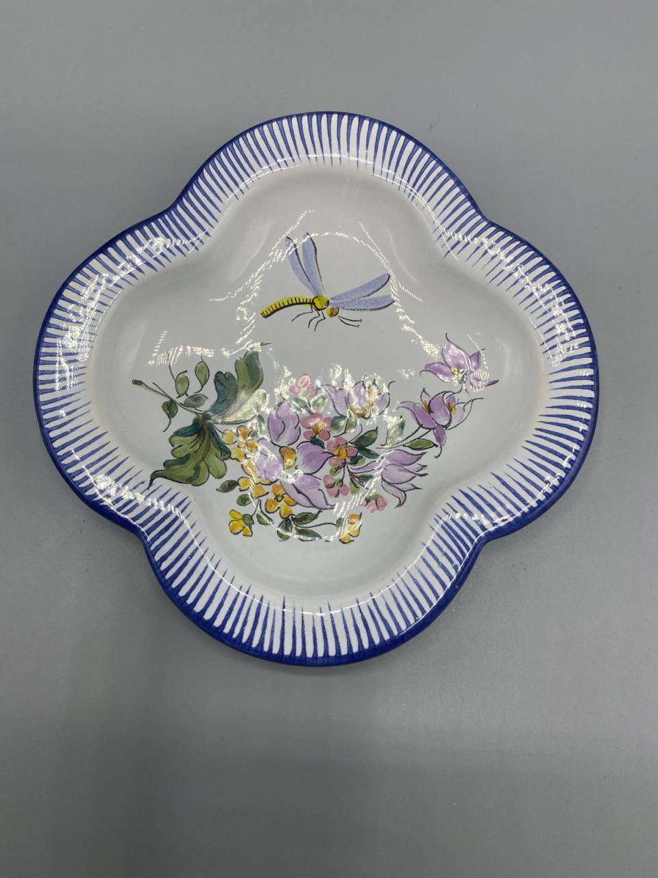 Coupelle trèfle Charolles – vue de dessus, décor floral et libellule