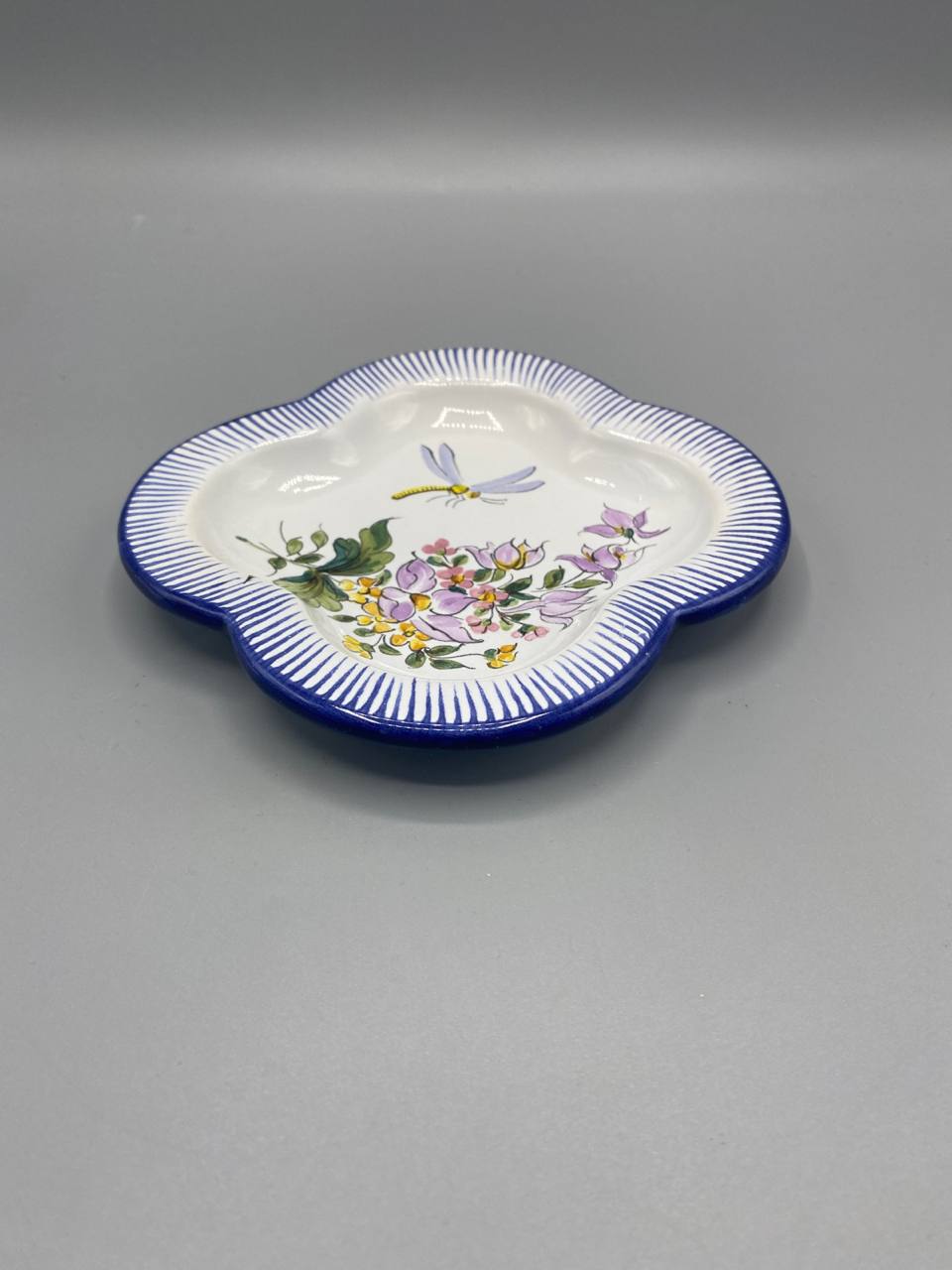 Coupelle trèfle Charolles – vue de trois quarts, profil et bord bleu cobalt
