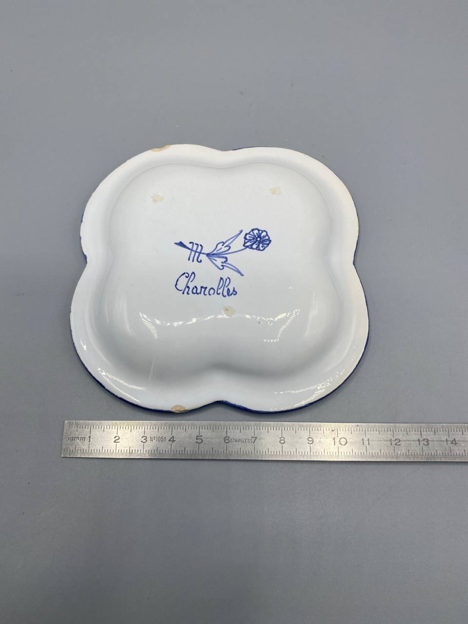 Revers de la coupelle – tampon M Charolles, règle 14 cm