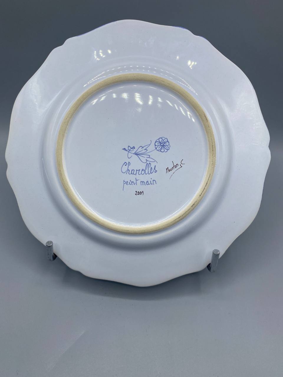 Revers de l'assiette – tampon Charolles peint main, signature Mouton C., datée 2001