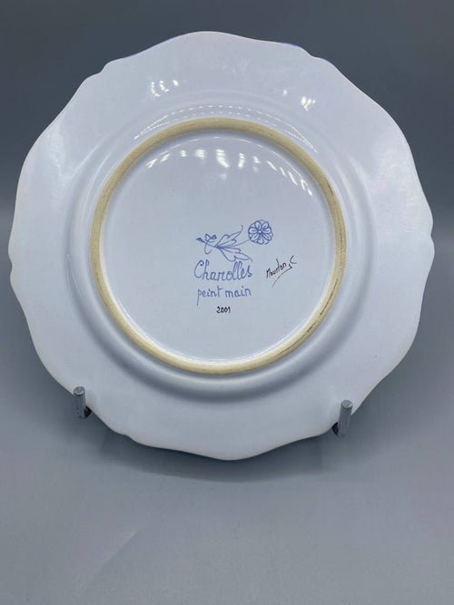Revers de l'assiette – tampon Charolles peint main, signature Mouton C., datée 2001