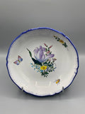 Assiette creuse Charolles – face, décor tulipe mauve, papillon et abeille peints main
